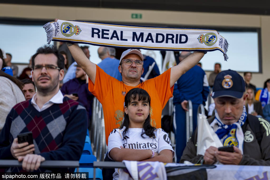 西蒙尼一语双关：巴萨抱怨裁判？“我们住在马德里，习惯了！”——足球场上的地域与心理战